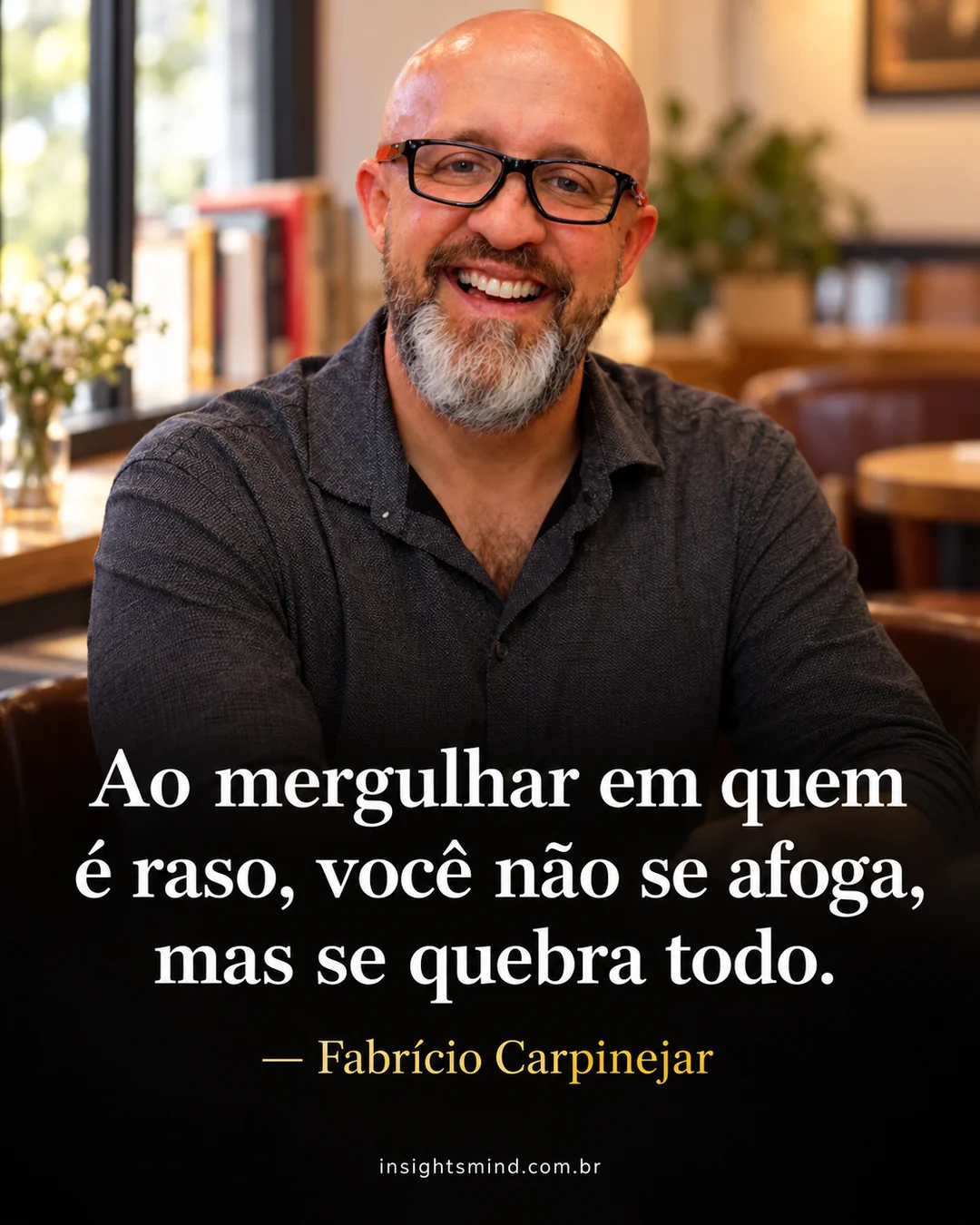 Imagem com a frase “Ao mergulhar em quem é raso, você não se afoga, mas se quebra todo.”, de Fabrício Carpinejar. Retrato ilustrativo criado com ajuda de IA.