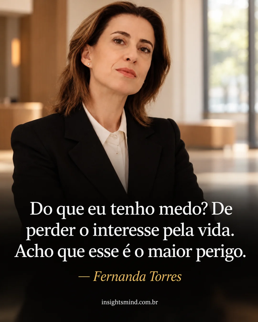 Imagem com a frase “Do que eu tenho medo? De perder o interesse pela vida. Acho que esse é o maior perigo.”, de Fernanda Torres. Retrato ilustrativo criado com ajuda de IA.