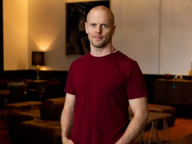 Retrato do escritor Tim Ferriss