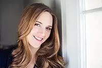 Foto da escritora Jenna Evans Welch sorrindo