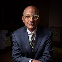 Foto do escritor Seth Godin, de óculos, sorrindo em foto de retrato