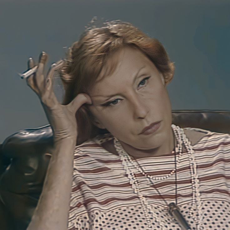 Clarice Lispector com um cigarro na mão