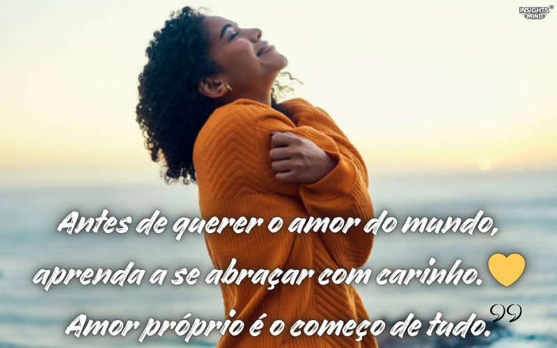 Mulher sorrindo de olhos fechados, abraçando a si mesma, em frente ao mar ao pôr do sol, representando amor próprio e paz interior.