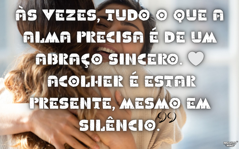 Duas pessoas se abraçando com carinho, transmitindo apoio, conforto e acolhimento emocional.