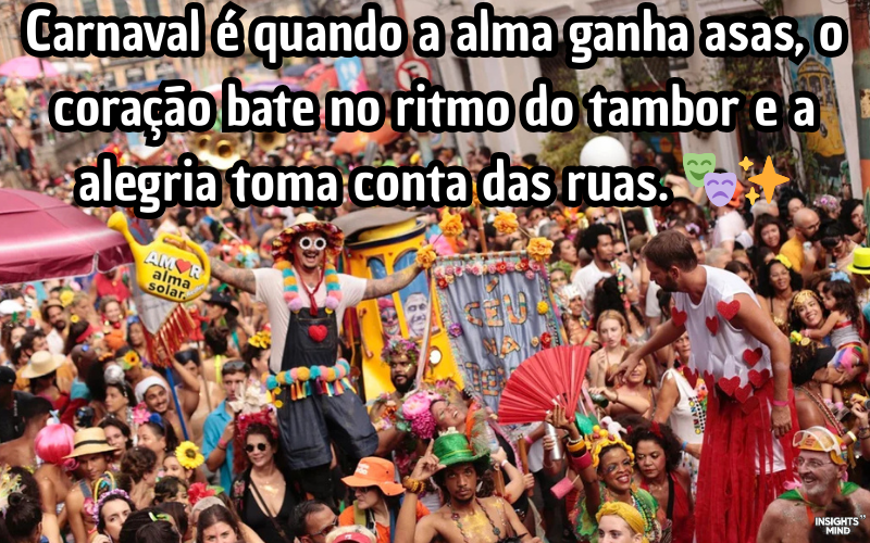 Multidão animada celebrando o Carnaval em uma rua histórica, com pessoas fantasiadas, sombrinhas coloridas, adereços vibrantes e clima de festa ao ar livre.