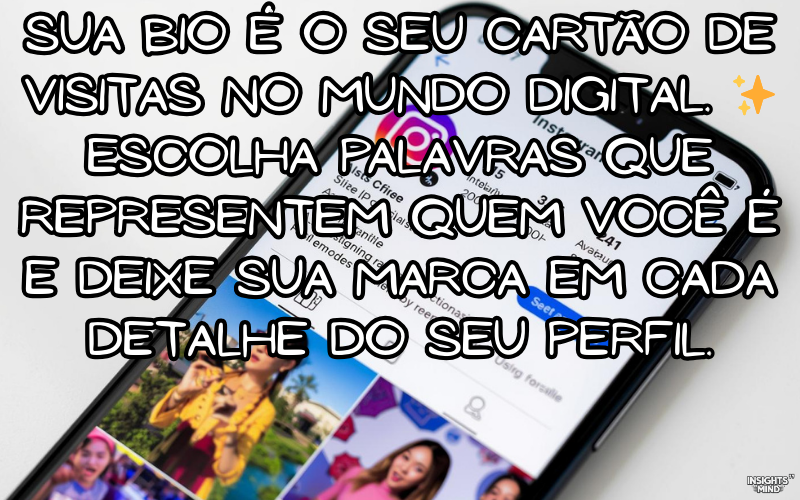 Smartphone mostrando um perfil do Instagram aberto na tela, com foto de perfil, biografia e publicações visíveis, representando identidade e presença digital nas redes sociais.
